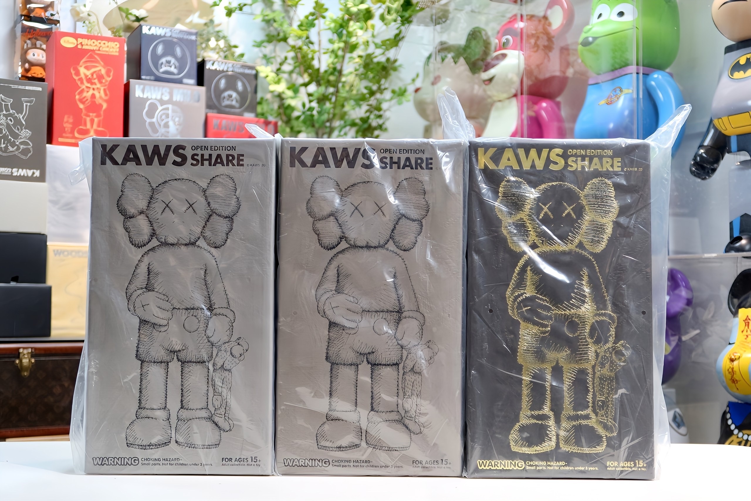 🥇現貨🥇 KAWS Share Vinyl Figure Black/Brown/Grey Set