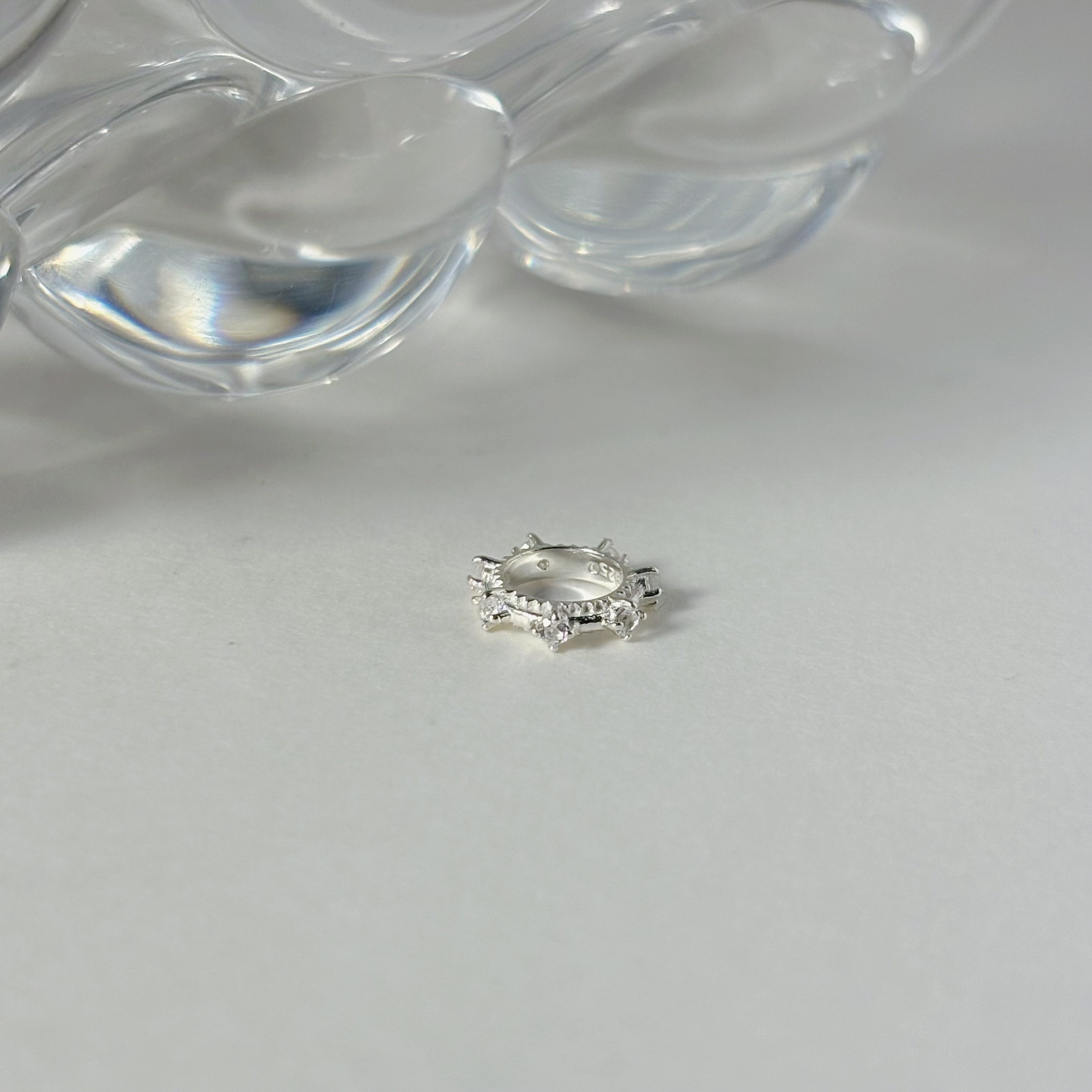 整圈滾邊小四爪白托帕石圈圈串飾