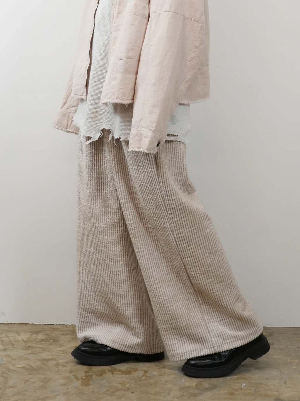 ANCELLM - CUT STRIPE EASY SLACKS / BLACK