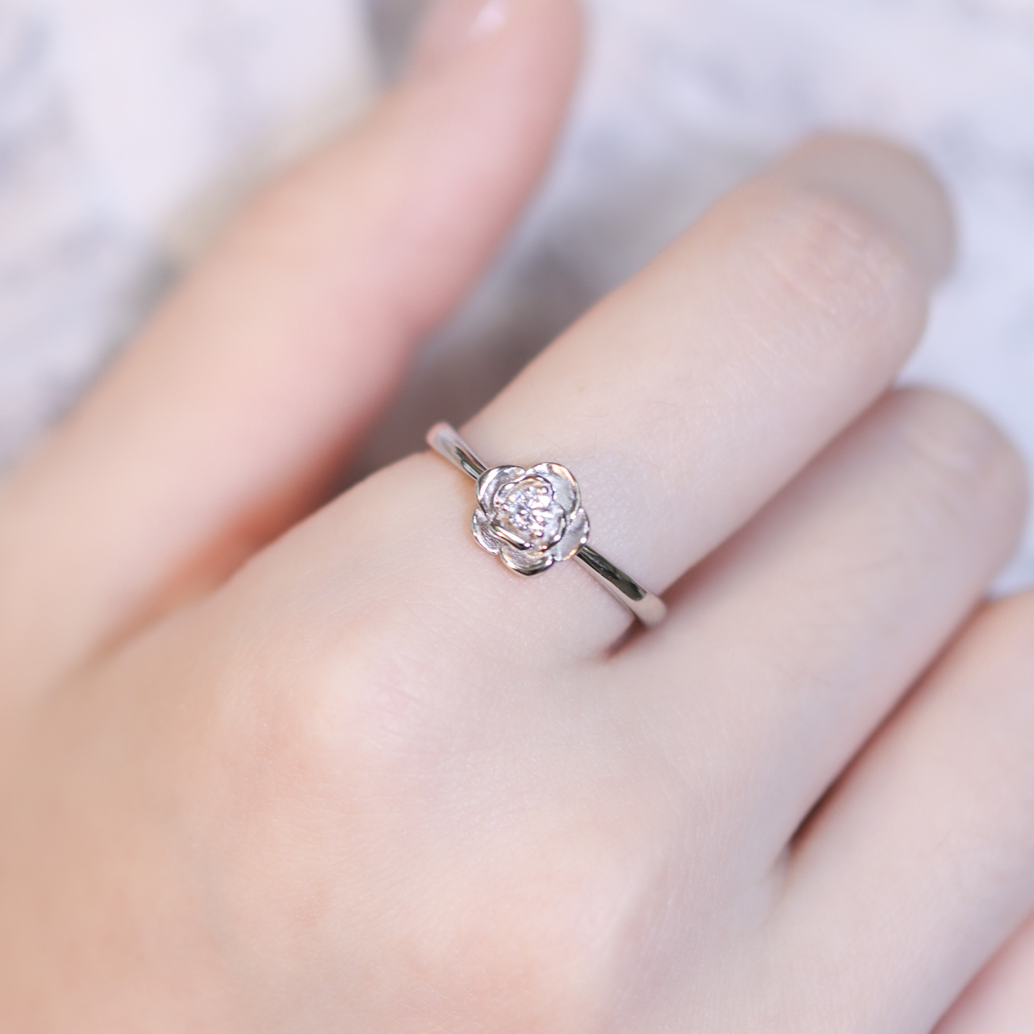 | 925純銀・厚鍍白金・莫桑石 |唯一的玫瑰戒指 | RI0828 |