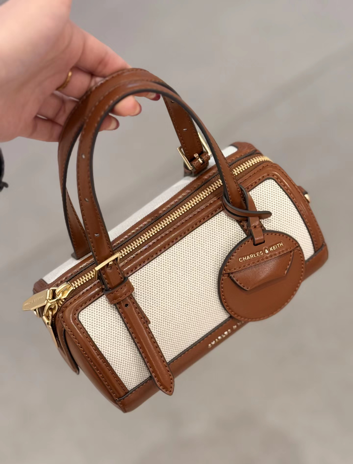 Charles & Keith 小CK 圓筒波士頓包 帆布 皮革 手提 肩背 黑色 巧克力色/預購