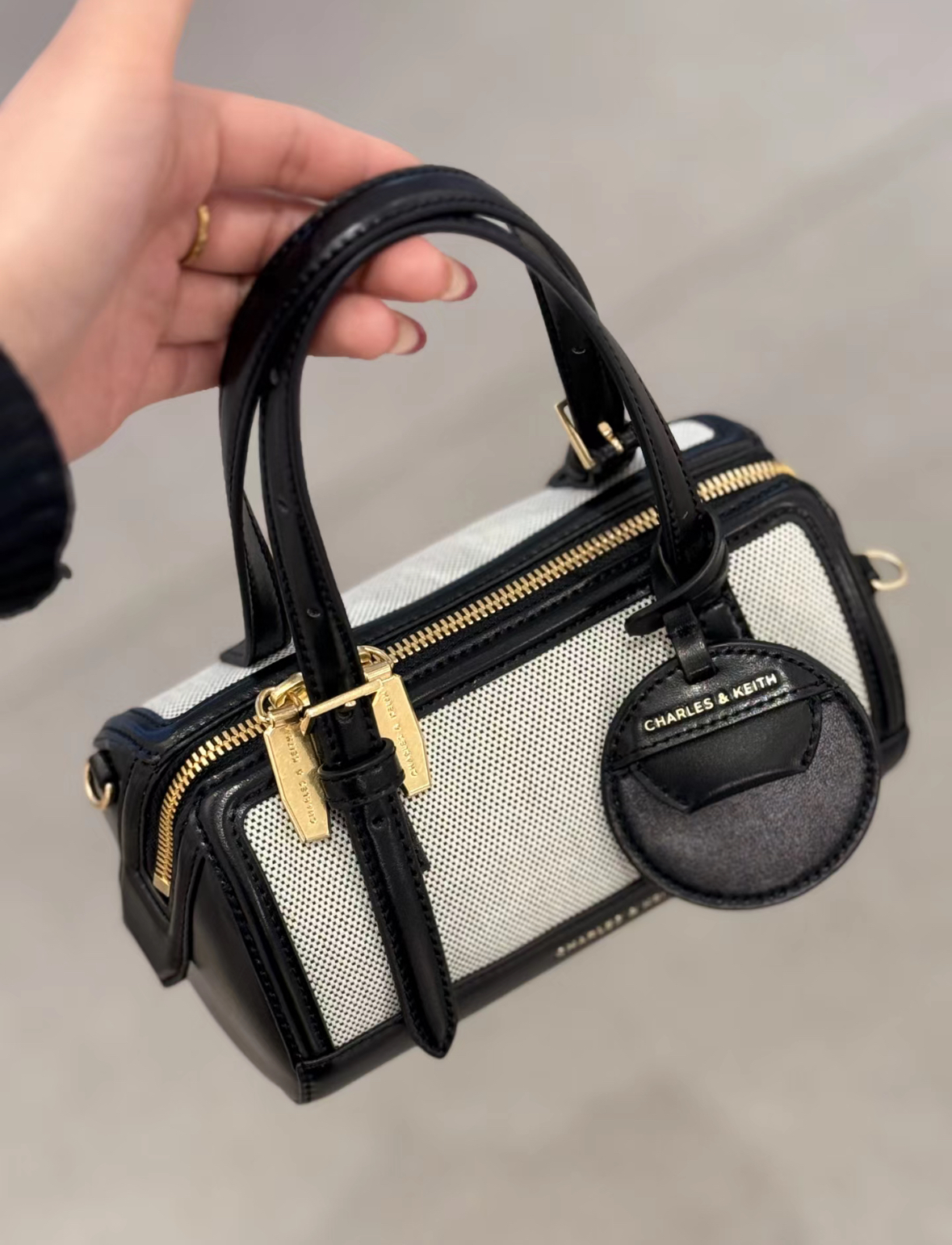 Charles & Keith 小CK 圓筒波士頓包 帆布 皮革 手提 肩背 黑色 巧克力色/預購