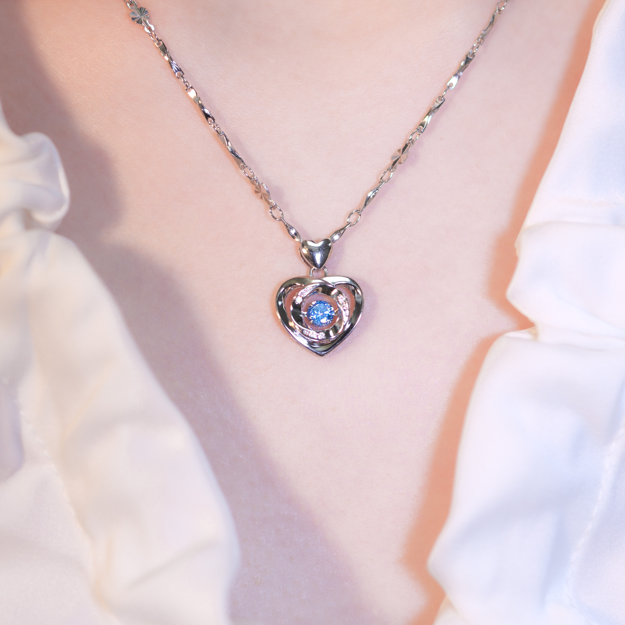 | 925純銀・厚鍍白金 | 懸浮漫藍愛意循環項鍊 | NE1337 |