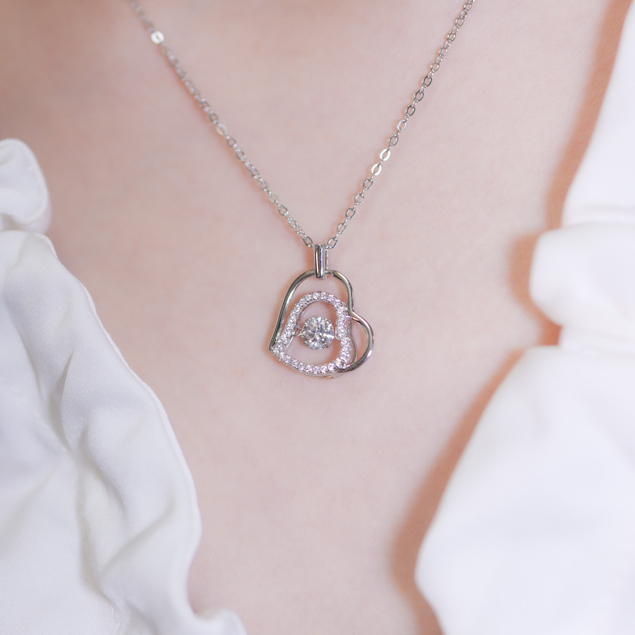 | 925純銀・厚鍍白金・莫桑石 | 懸浮心裏裝載你項鍊 | NE1336 |