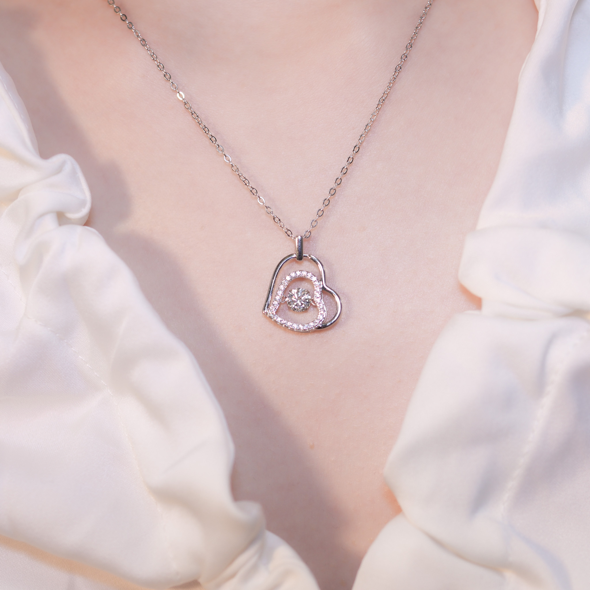 | 925純銀・厚鍍白金・莫桑石 | 懸浮心裏裝載你項鍊 | NE1336 |