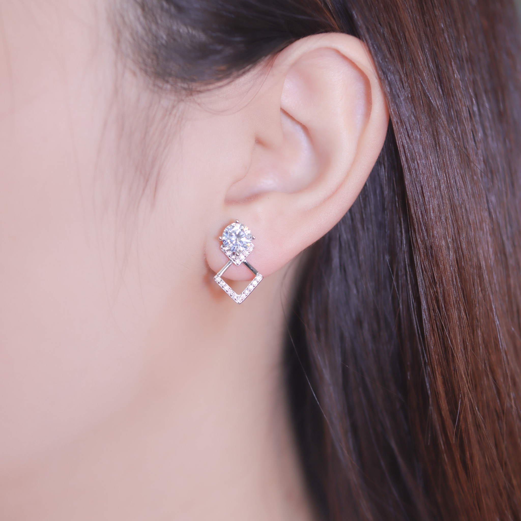 | 925純銀・厚鍍白金・莫桑石 | 框住甜蜜鑽光耳環 | EA0951 |