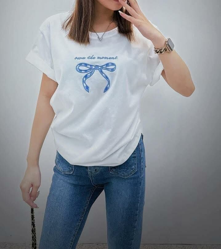 【氣質百搭的格紋刺繡蝴蝶結棉tee】（現貨）