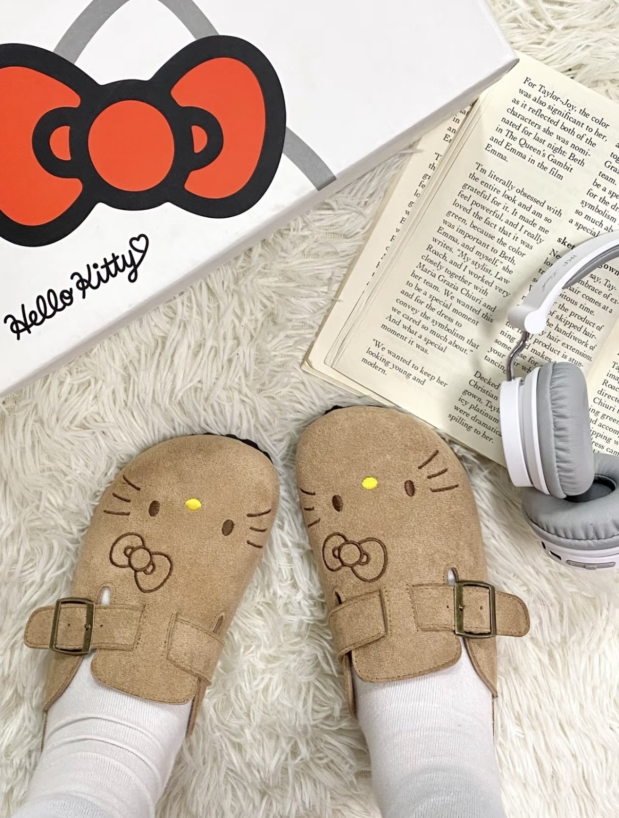 Sanrio 三麗鷗 正版授權 Hello Kitty 軟木塞勃肯鞋 包頭拖鞋 懶人鞋 凱蒂喵 卡其色/預購