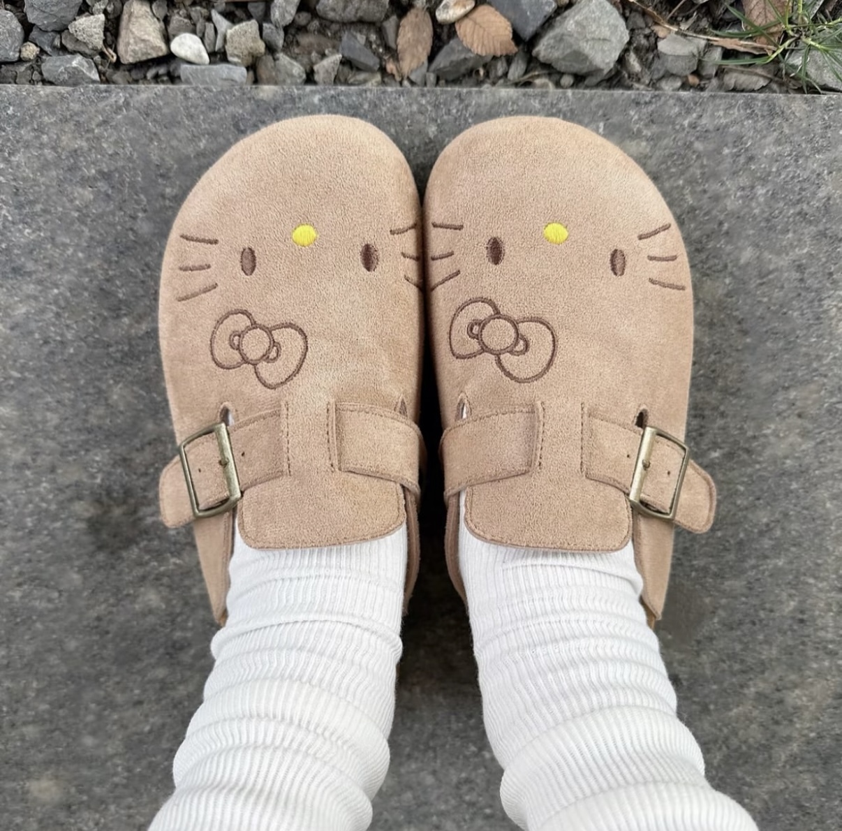 Sanrio 三麗鷗 正版授權 Hello Kitty 軟木塞勃肯鞋 包頭拖鞋 懶人鞋 凱蒂喵 卡其色/預購