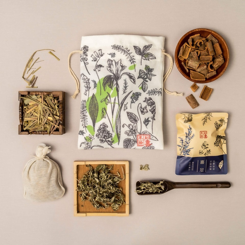 如果不想自己準備中藥材泡腳，可以直接使用草創拾喜喜足天然草本漢方足浴，包含了多種草本植物，簡單泡水就能使用，適合忙碌但想養生的人。