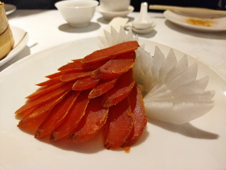 日本人也喜歡直接切片品嚐烏魚子，但通常會搭配蘿蔔泥、海苔等一起食用，增加口感和風味