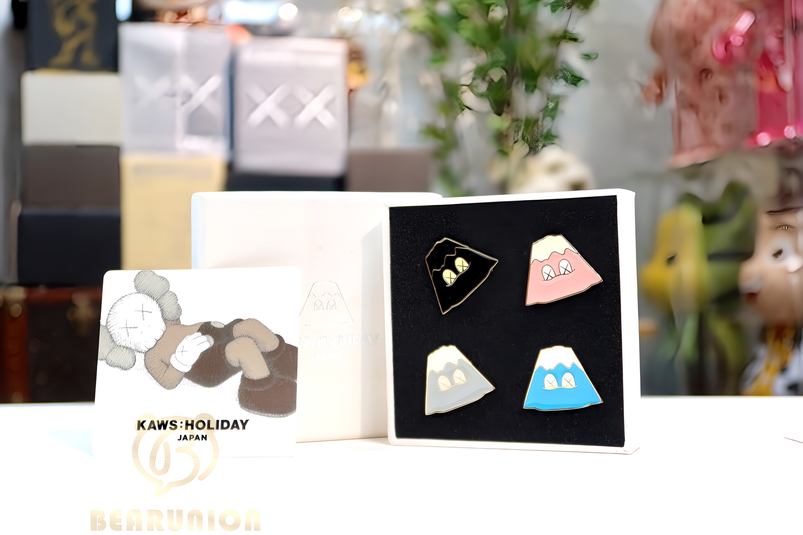 🥇現貨🥇 KAWS JAPAN HOLIDAY MOUNTAIN FUJI PINS SET OF 4