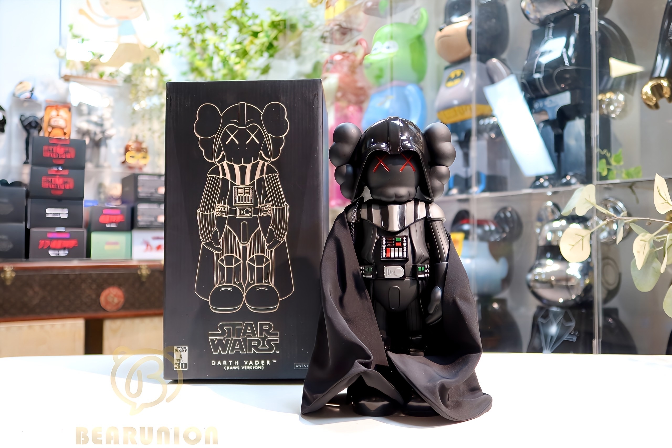 🥇現貨🥇KAWS Star Wars Darth Vader Companion with Cape Vinyl Figure