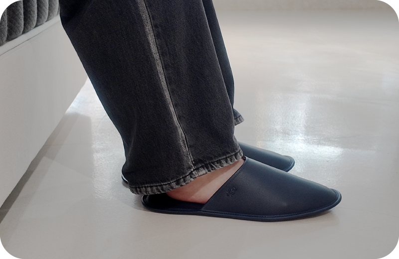 真皮拖鞋貼合足型的設計，穿著舒適無負擔