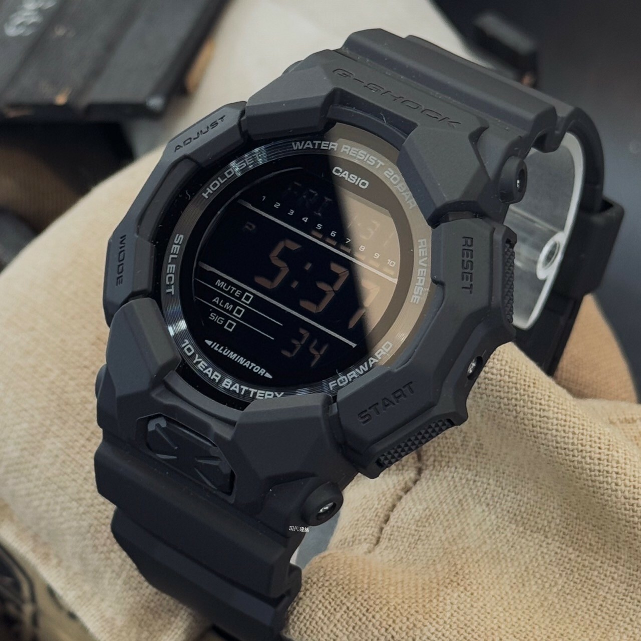 【G-SHOCK】GD-010 系列 OUT DOOR 風酷黑 數位顯示電子錶GD-010-1A1 51.9mm 現代鐘錶