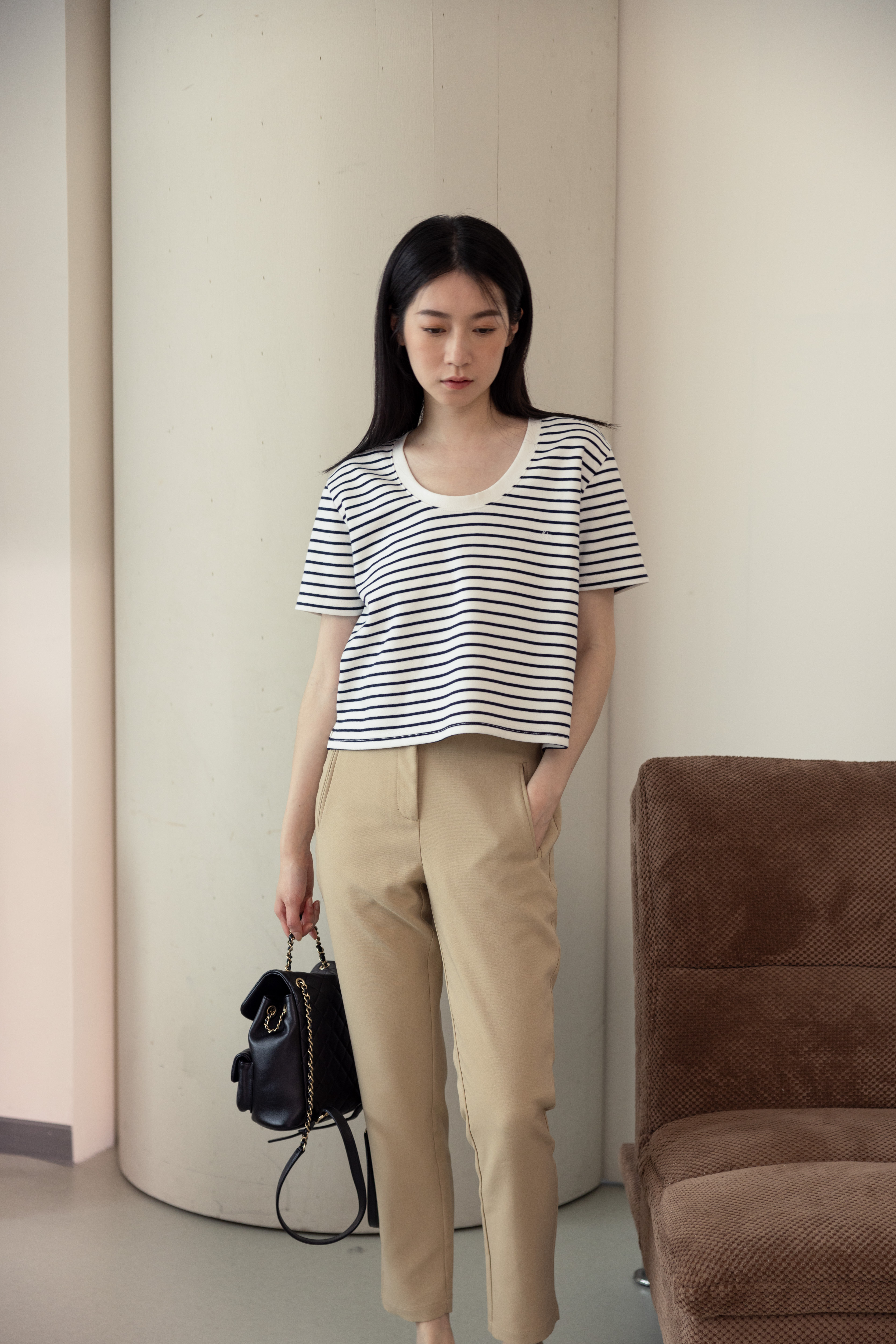 品牌條紋U領T-白底黑條