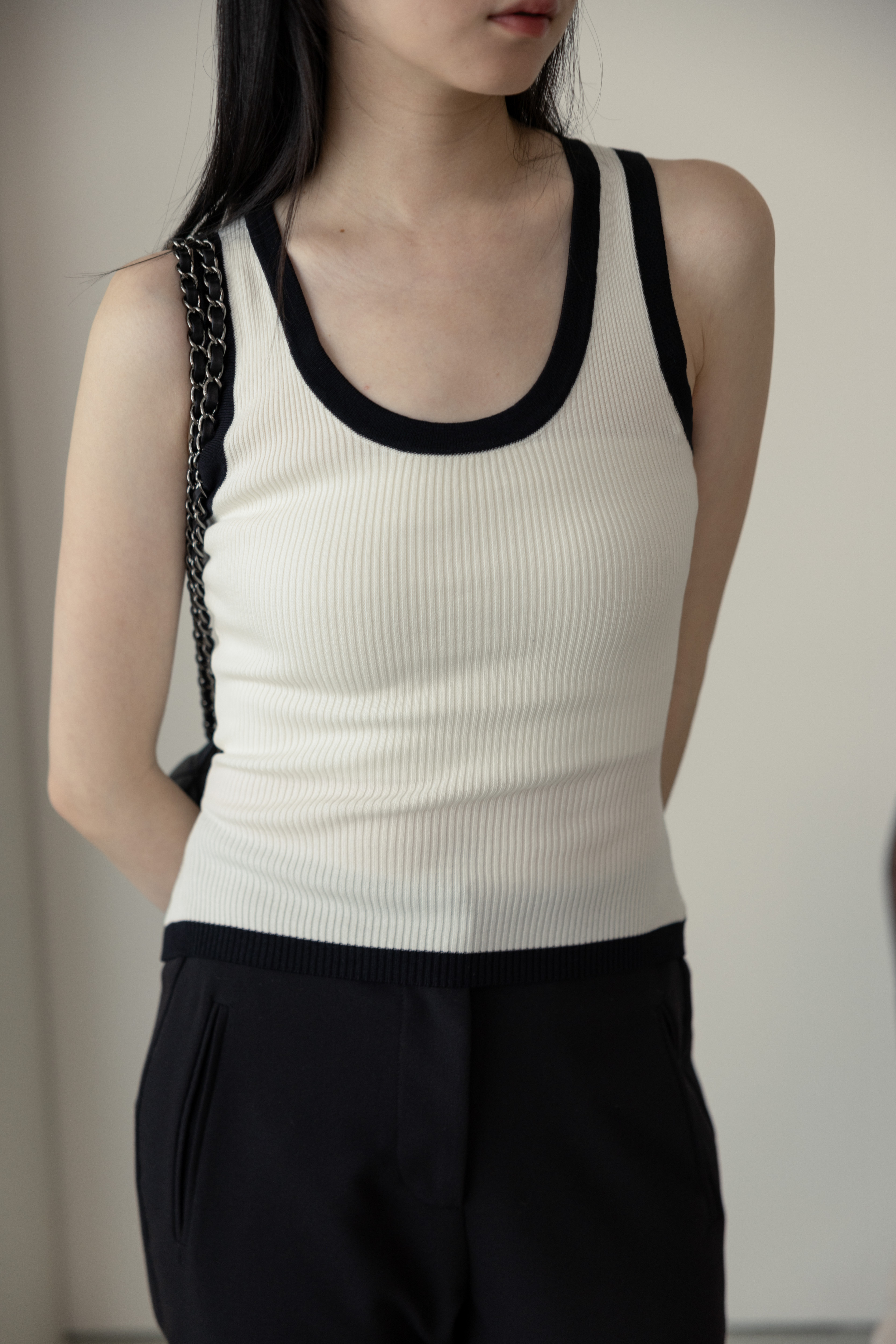 撞色U領背心-白