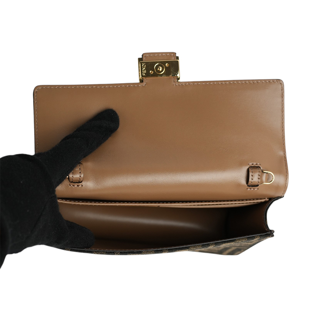 【FENDI】Baguette FF Logo 緹花布二用皮夾式鍊包/WOC(棕色)8M0498 A98P F0A6E
