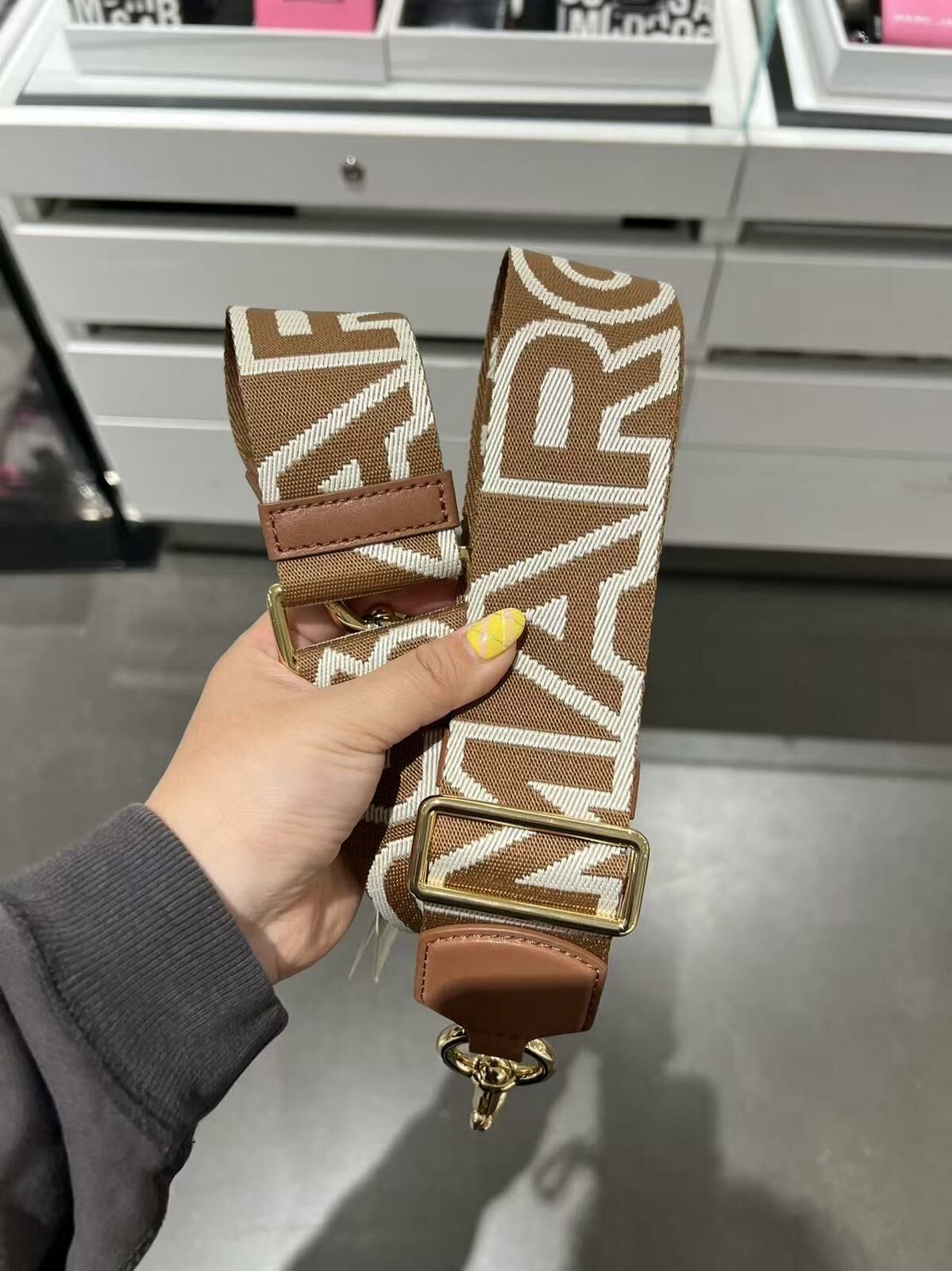 【預購】G030588 Marc Jacobs 粗肩帶 (啡底白字)