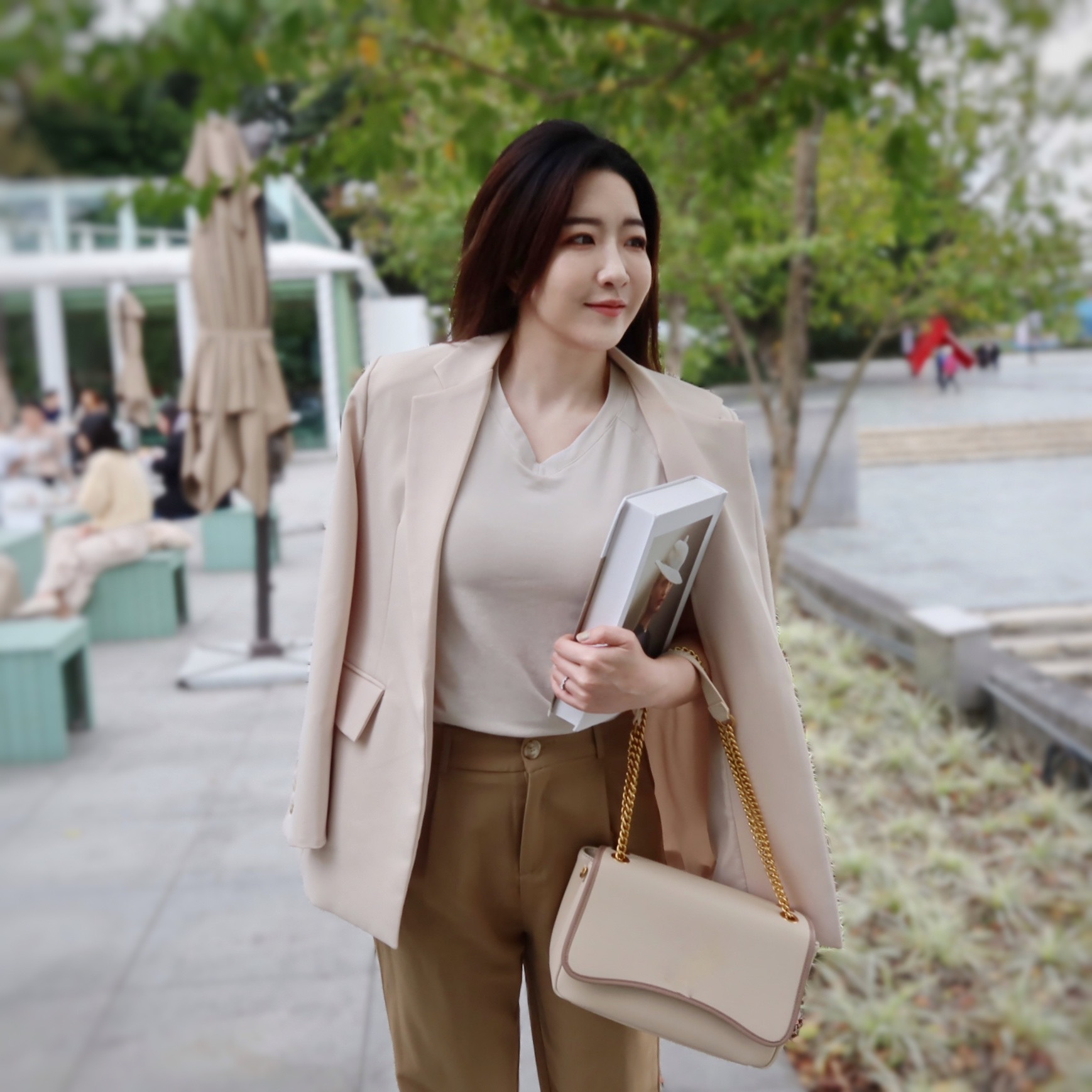 上班族適合穿著拉拉衫改善體態，以及搭配美姿矯正坐墊維持好姿勢｜駝背矯正帶vs拉拉衫vs美姿矯正坐墊比較：選擇適合你的姿勢矯正方式