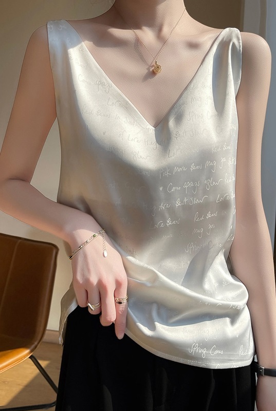 V領書寫字母仿緞背心 白色