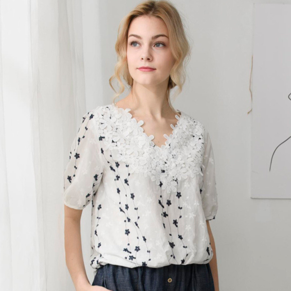 PIPPY V領蕾絲花朵刺繡純棉上衣 白