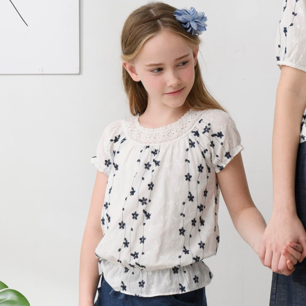 PIPPY 蕾絲花朵刺繡圓領短袖上衣 白