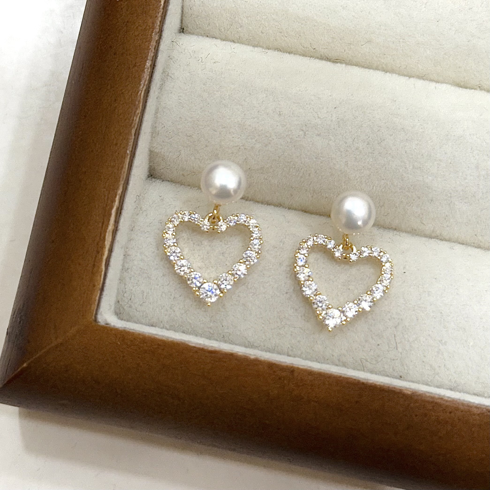 M16珍珠排鑽鏤空愛心垂吊