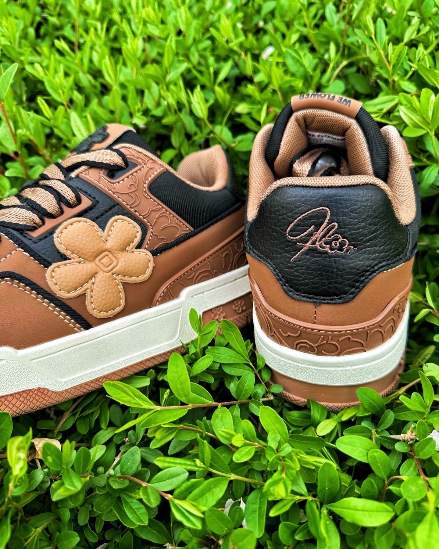 We Flower 小花鞋 x 藝術家聯名款 Brown 黑棕