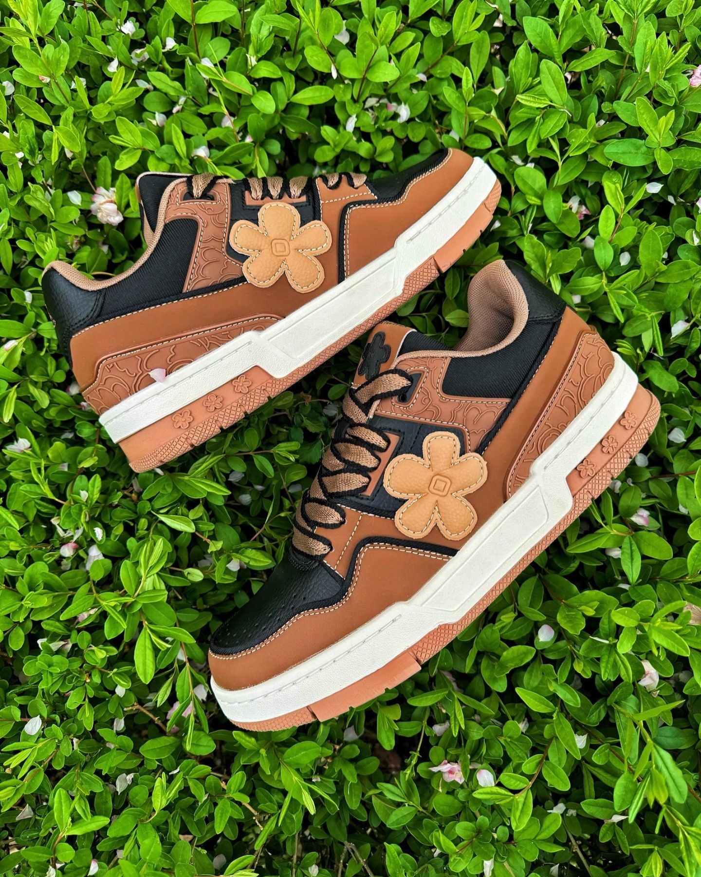 We Flower 小花鞋 x 藝術家聯名款 Brown 黑棕