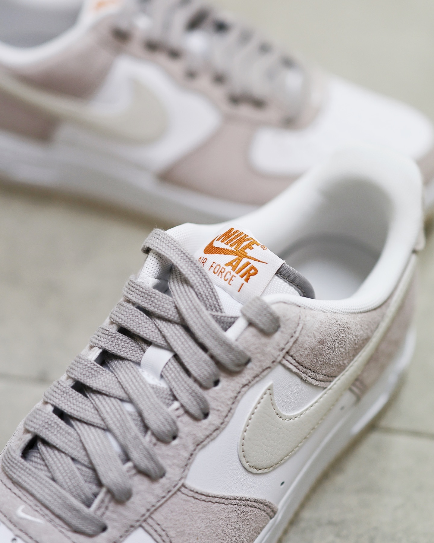 NIKE AIR FORCE 1 ‘07 College Grey / Light Orewood ib3080-001