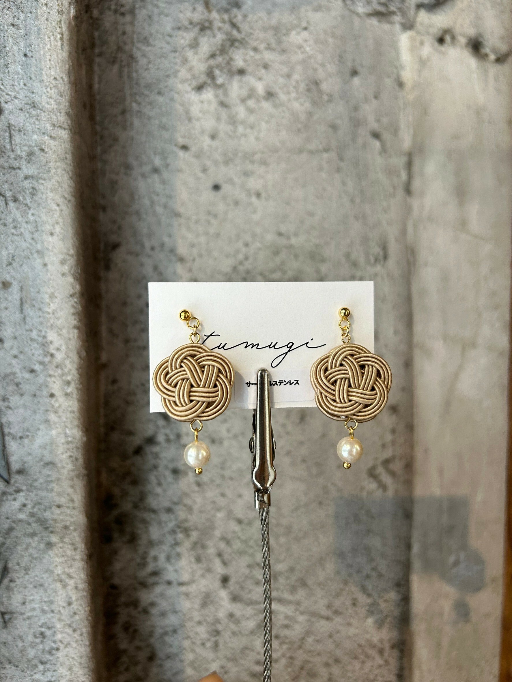 [TUMUGI] 水引梅結x珍珠耳環 | 米色 | 耳針 | NO.19