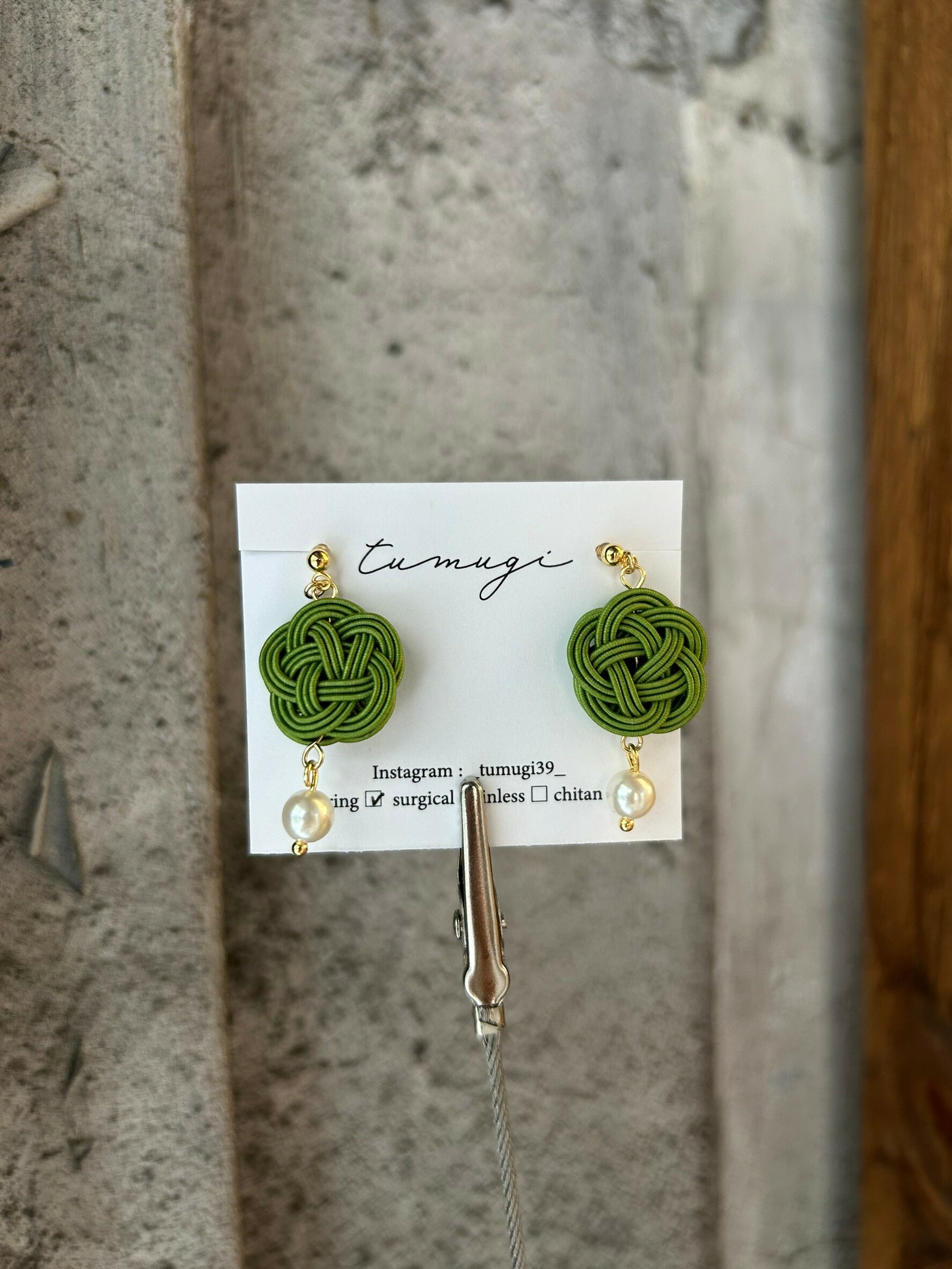 [TUMUGI] 水引梅結x珍珠耳環 | 草色 | 耳夾 | NO.125