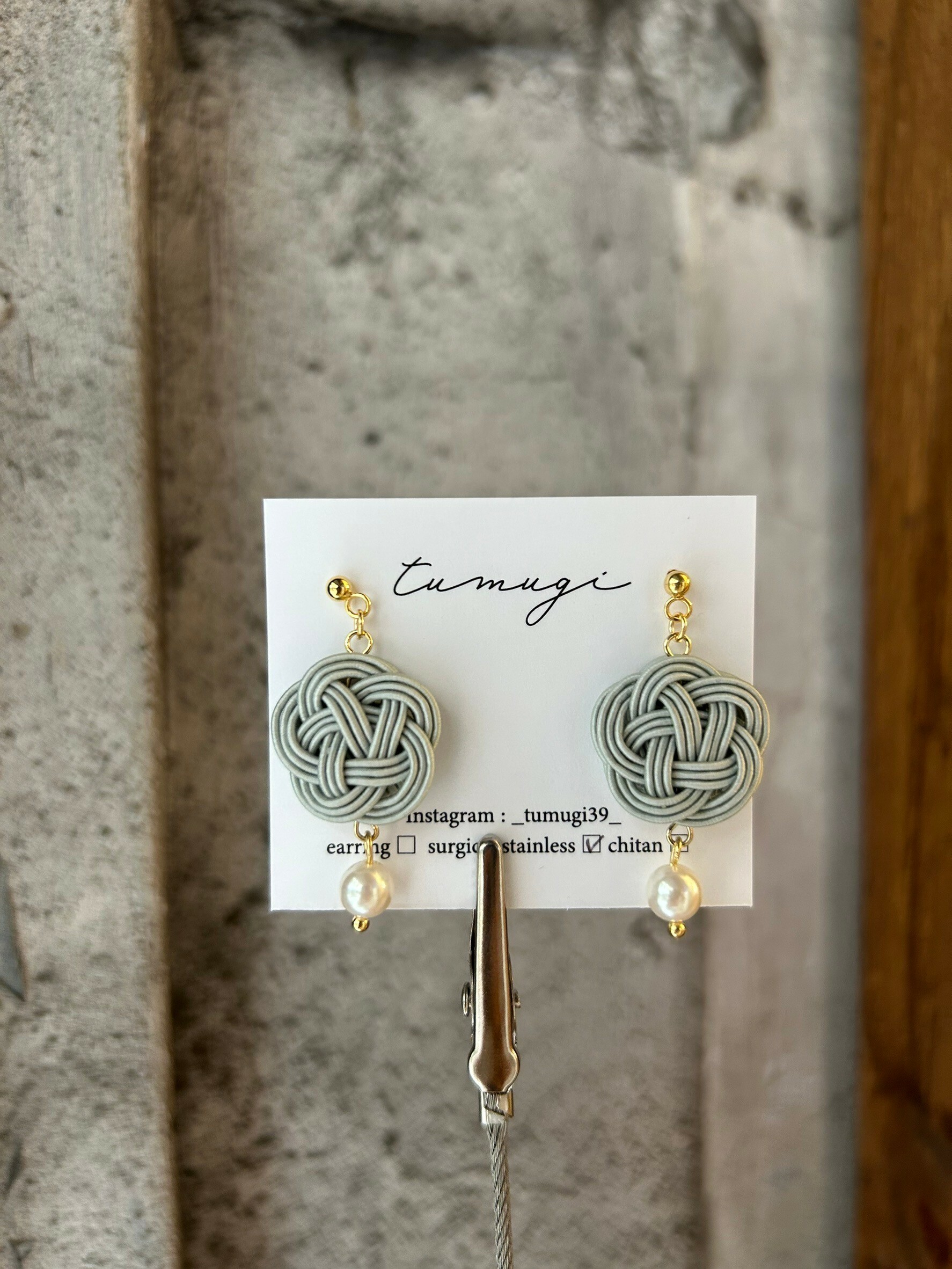 [TUMUGI] 水引梅結x珍珠耳環 | 薄墨色 | 耳針 | NO.126