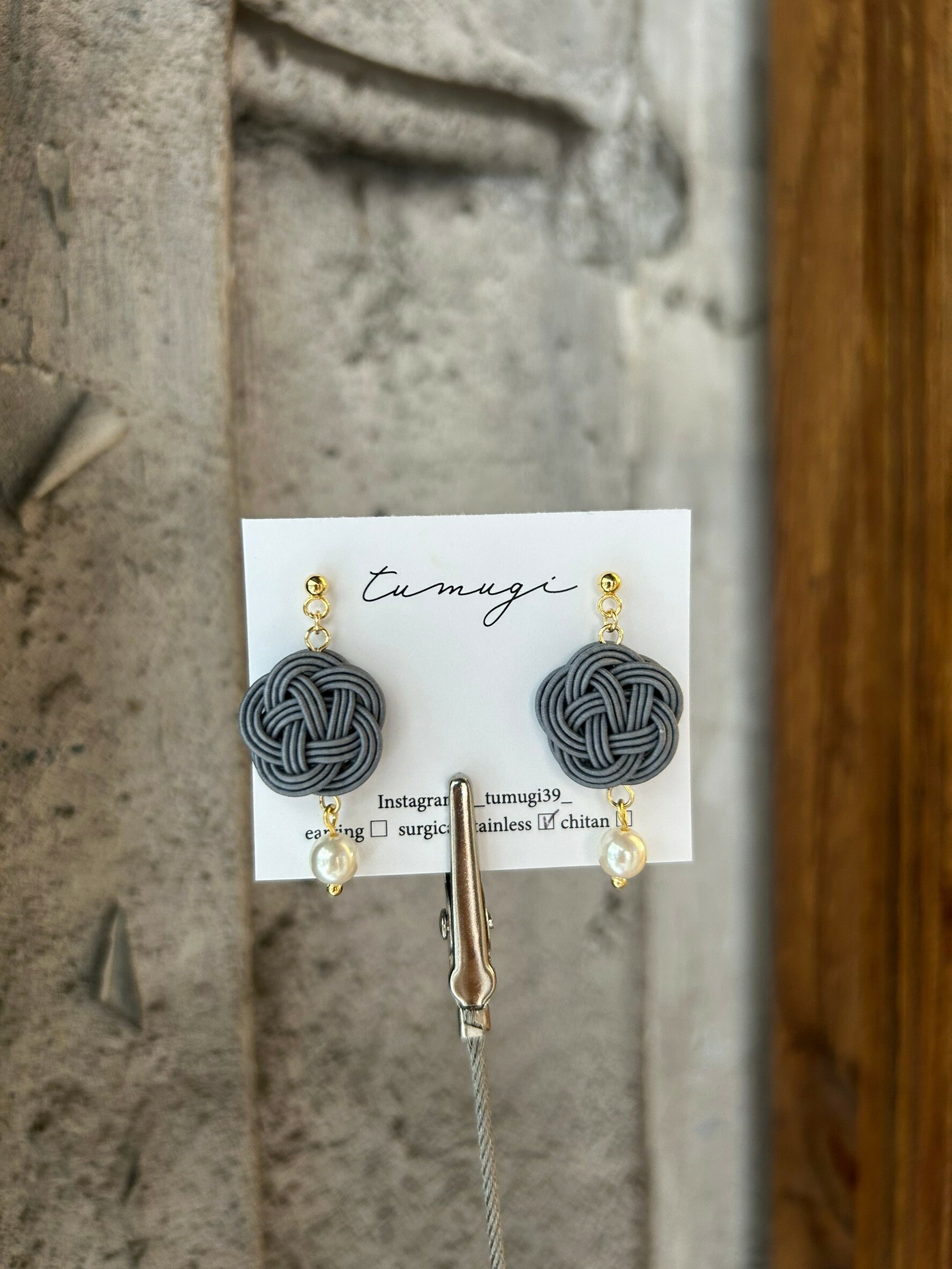 [TUMUGI] 水引梅結x珍珠耳環 | 鉛色 | 耳針 | NO.127