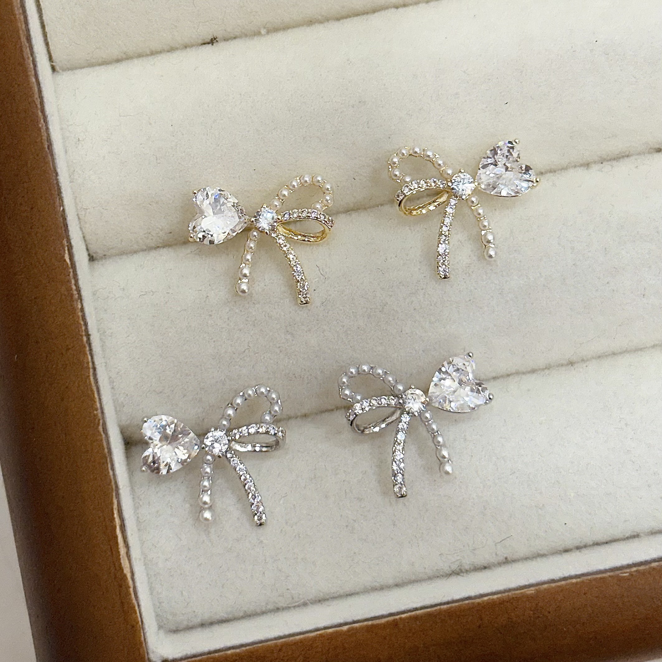 M77排鑽珍珠蝴蝶結耳針