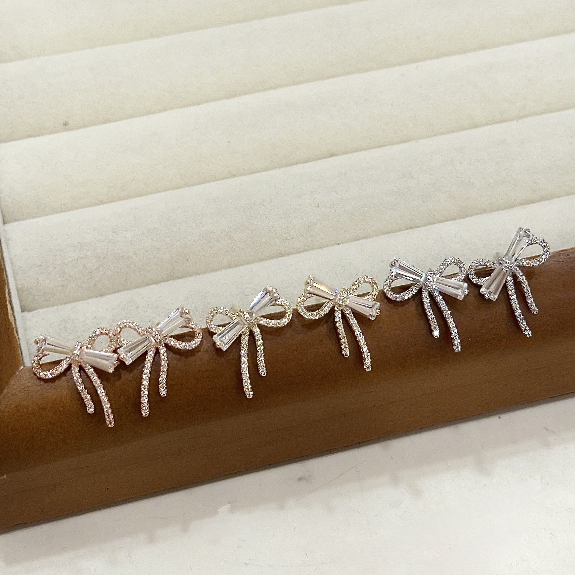 M91鋯石排鑽蝴蝶結耳針