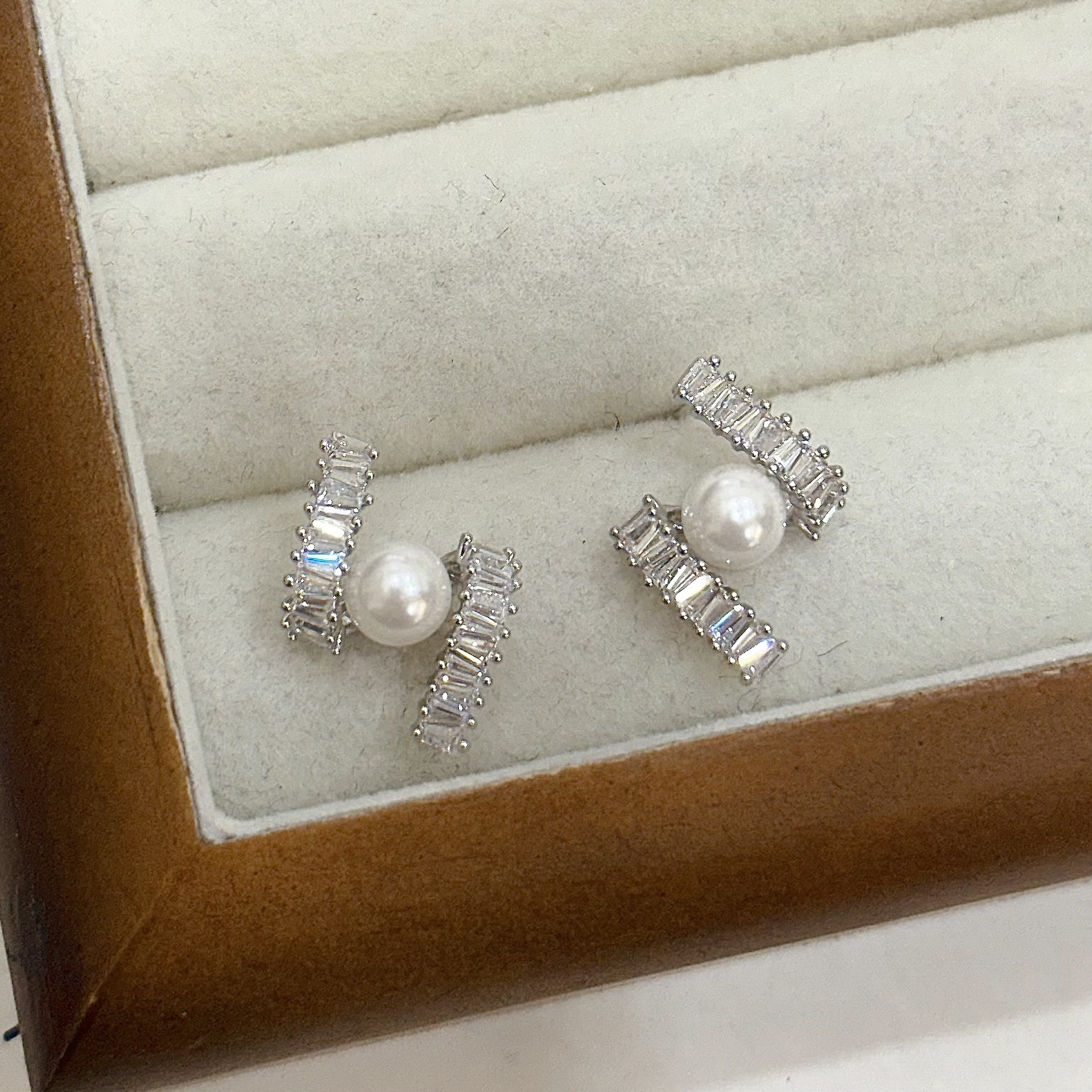 M93鋯石波浪珍珠耳針