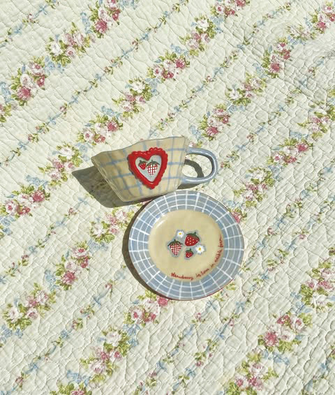 Kiparapa House -【現貨】士多啤梨淺藍格紋手工陶瓷碟