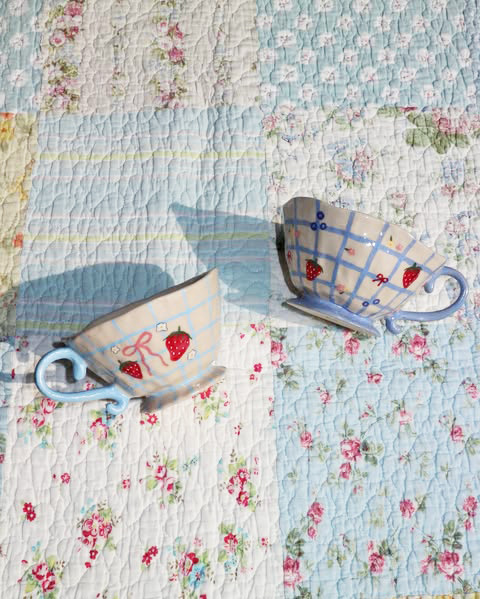 Kiparapa House -【現貨】士多啤梨蝴蝶結淺藍格紋手工陶瓷杯 [預訂一個月]