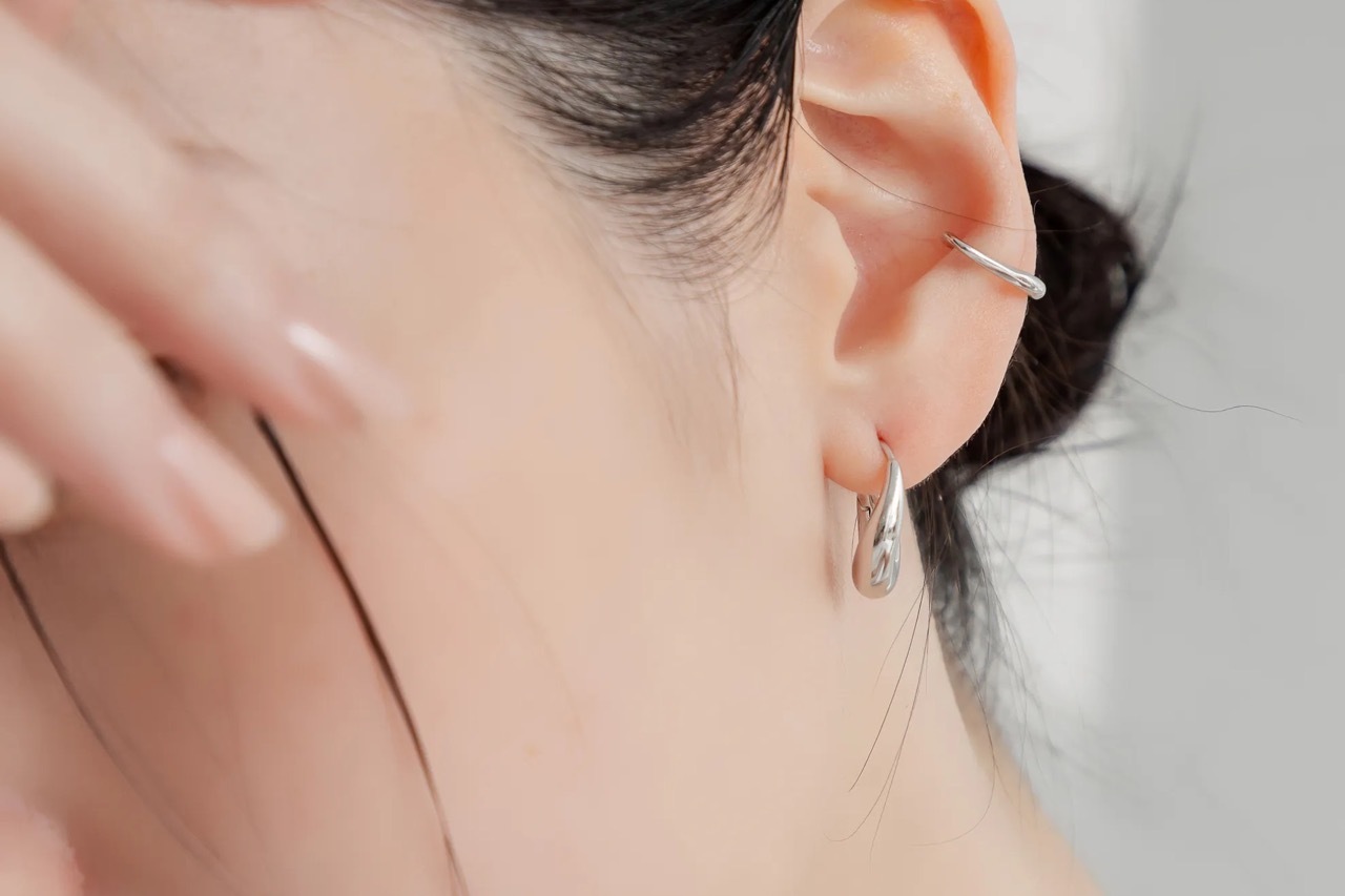 singularity-streamline-ear-cuff