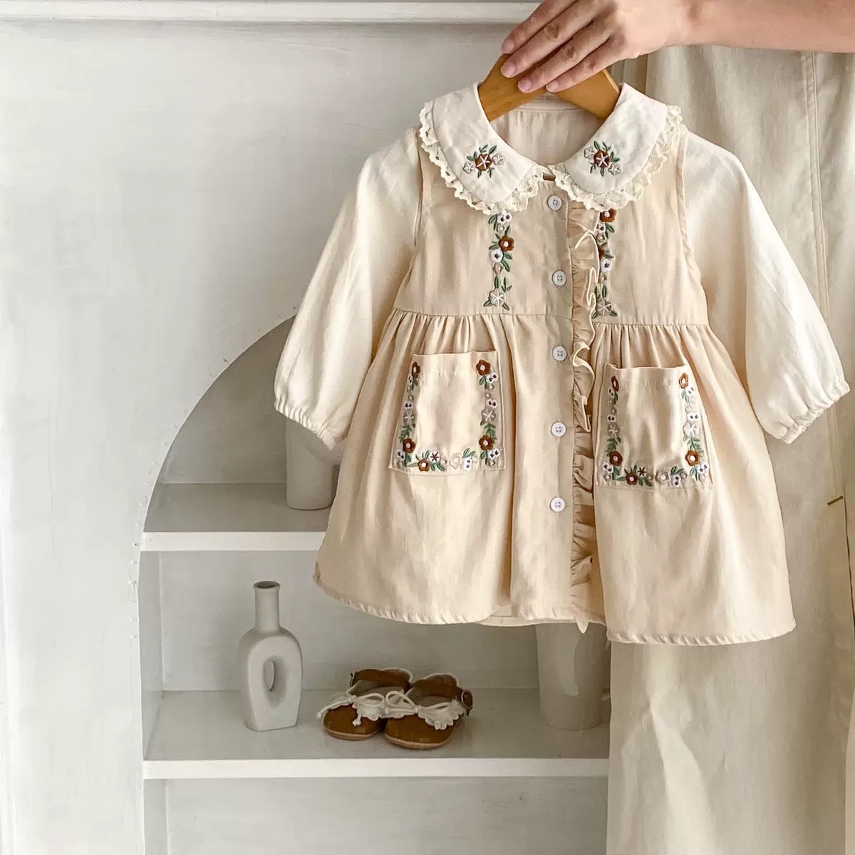 刺繡花前排扣洋裝