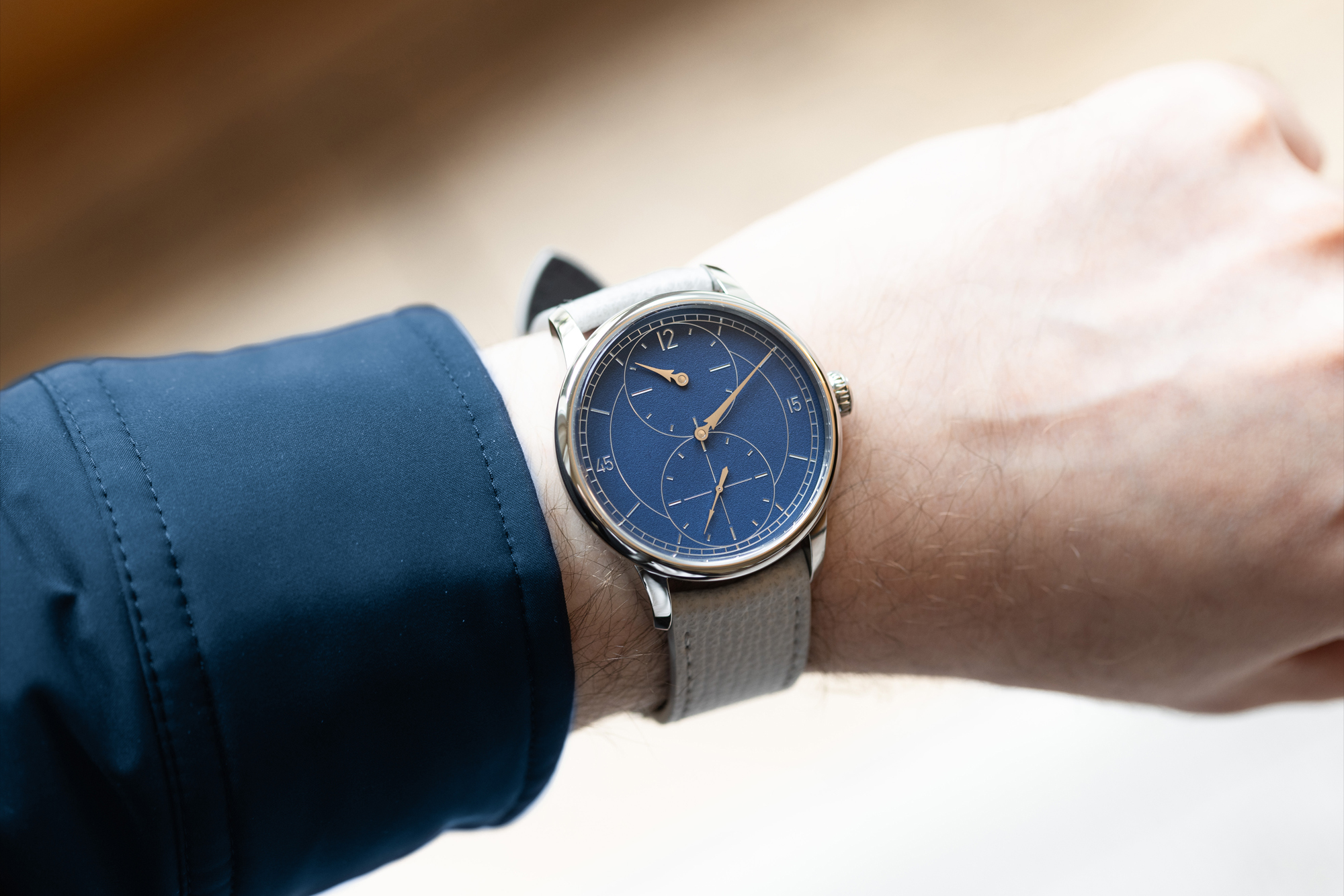 【2025新錶】LOUIS ERARD |  Le Régulateur Gravé Bleu 三針一線午夜藍雕刻面盤腕錶 經典純粹