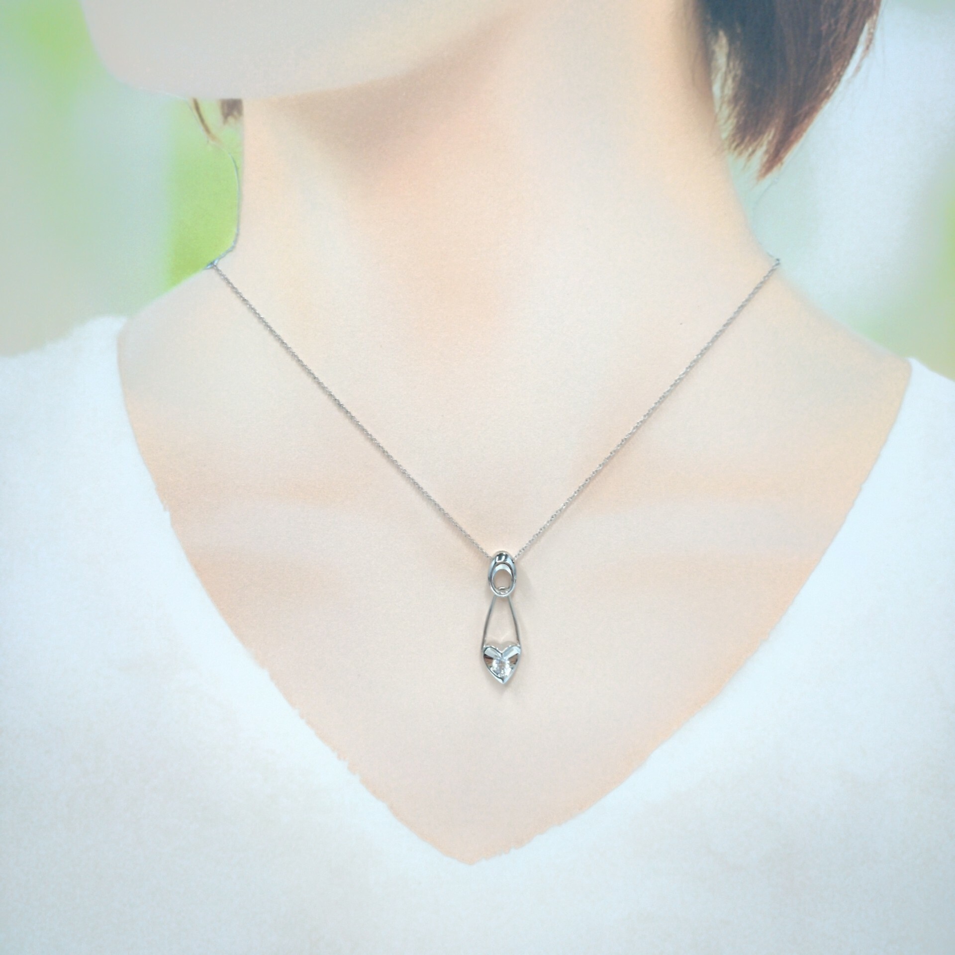 18K White Gold 0.18ct Diamond Pendant