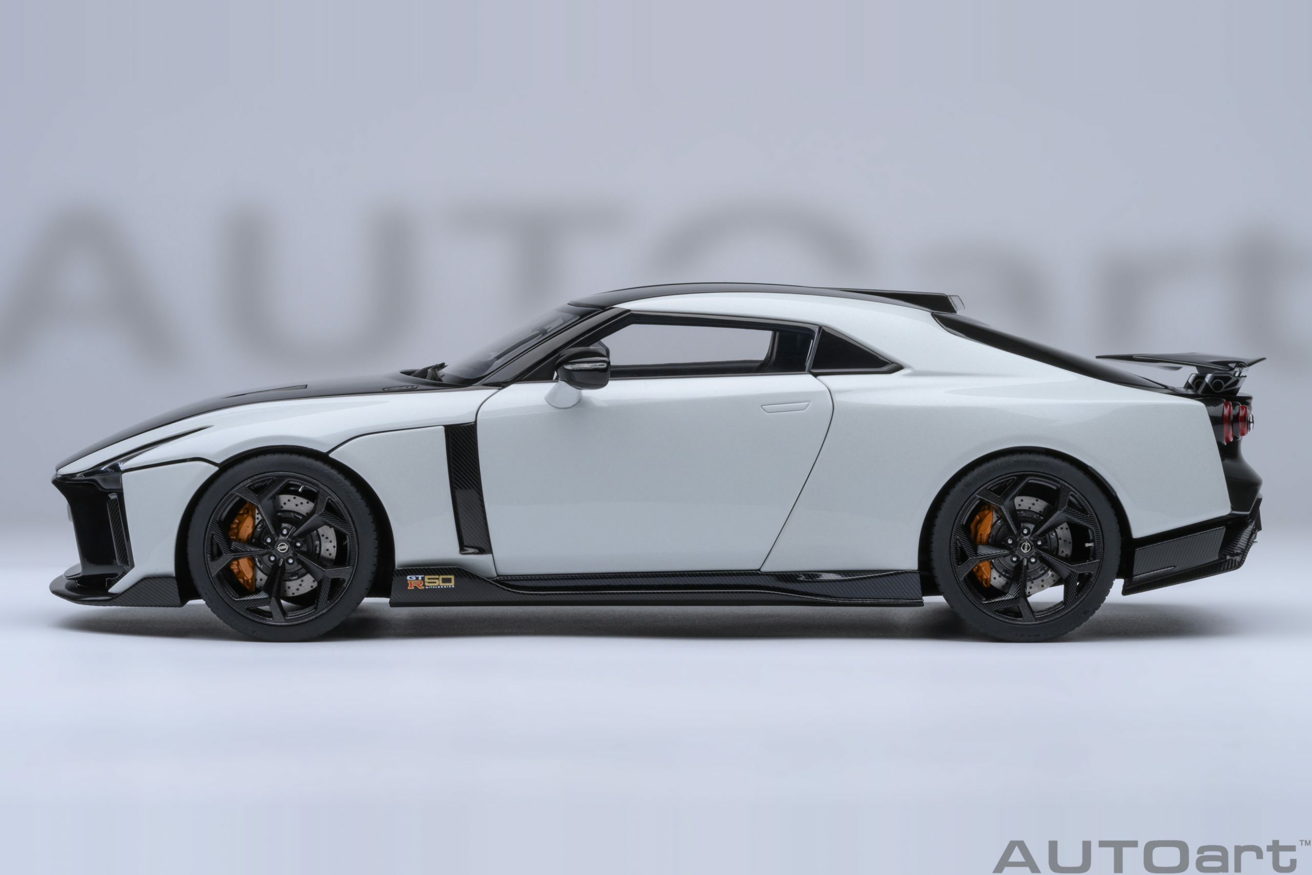 1/18 AUTOART Nissan GT-R50 by Italdesign Metallic White/ Black (77511 )