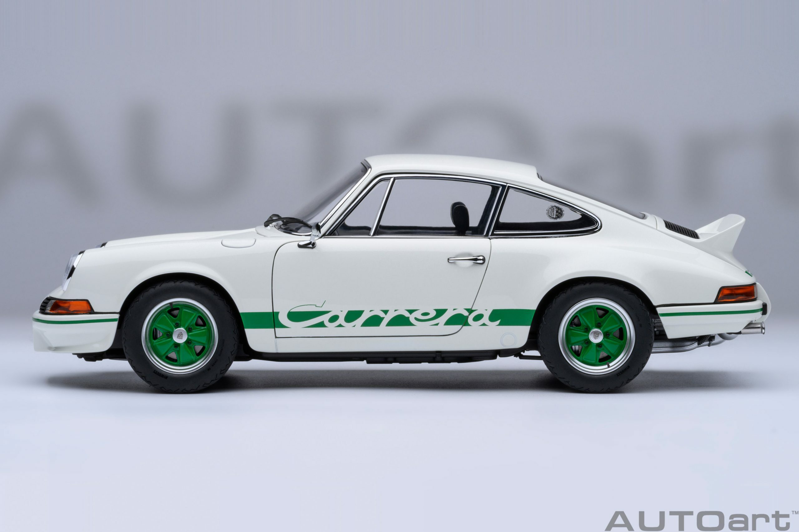 預訂 (訂金$300) (預訂價$1440) :1/18 AUTOART Porsche 911 Carrera 2.7 RS (Grand Prix White with Green stripes) (78031)