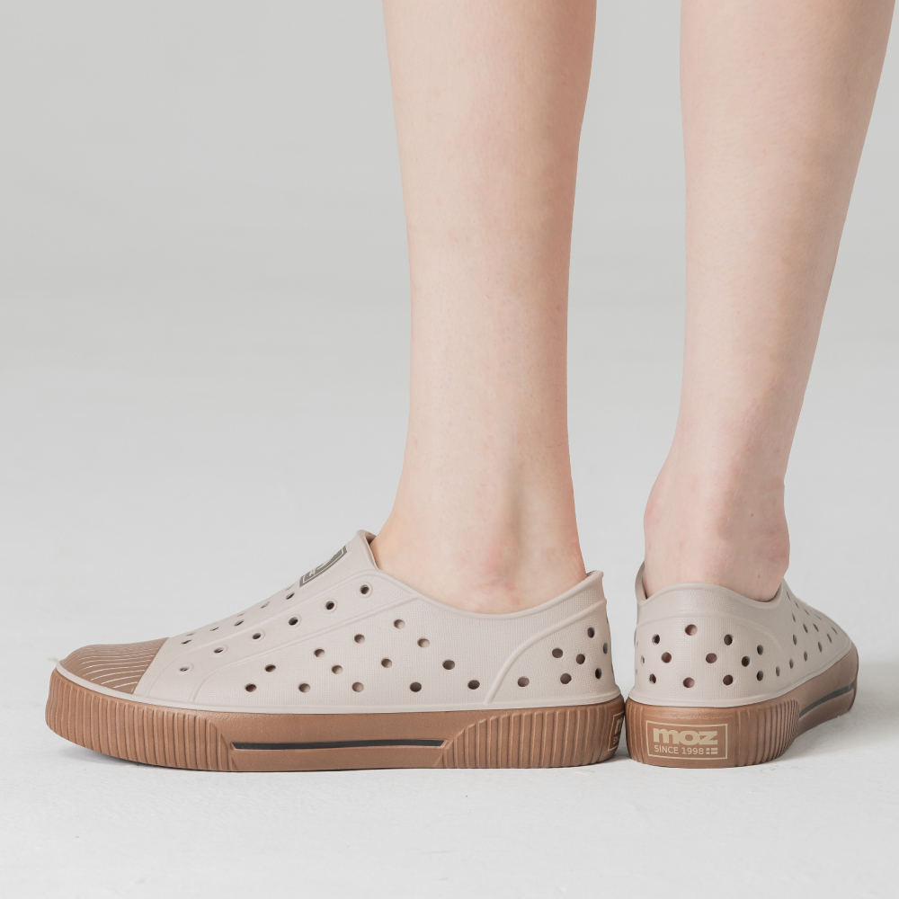 moz瑞典 駝鹿 雙色洞洞餅乾水鞋 (奶蓋焦糖) 全球首創 舒適厚底 防潑水-附鞋扣