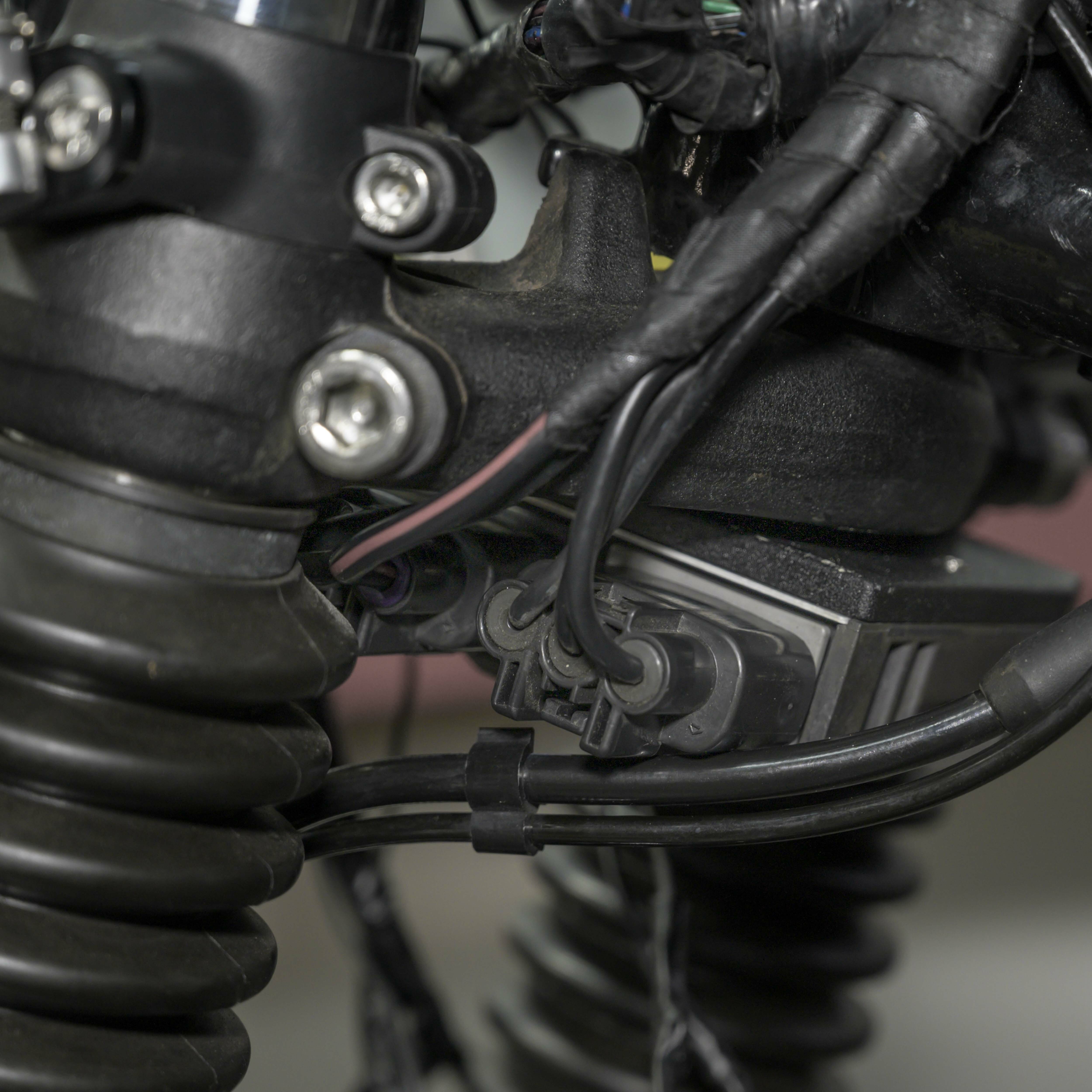 Motone 水冷凱旋專用 整流器 下移支架