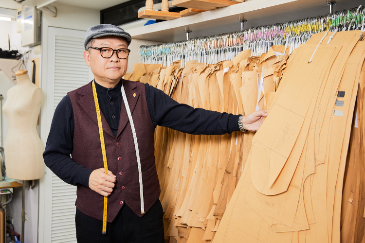金興西服游金塗與顧客的紙版