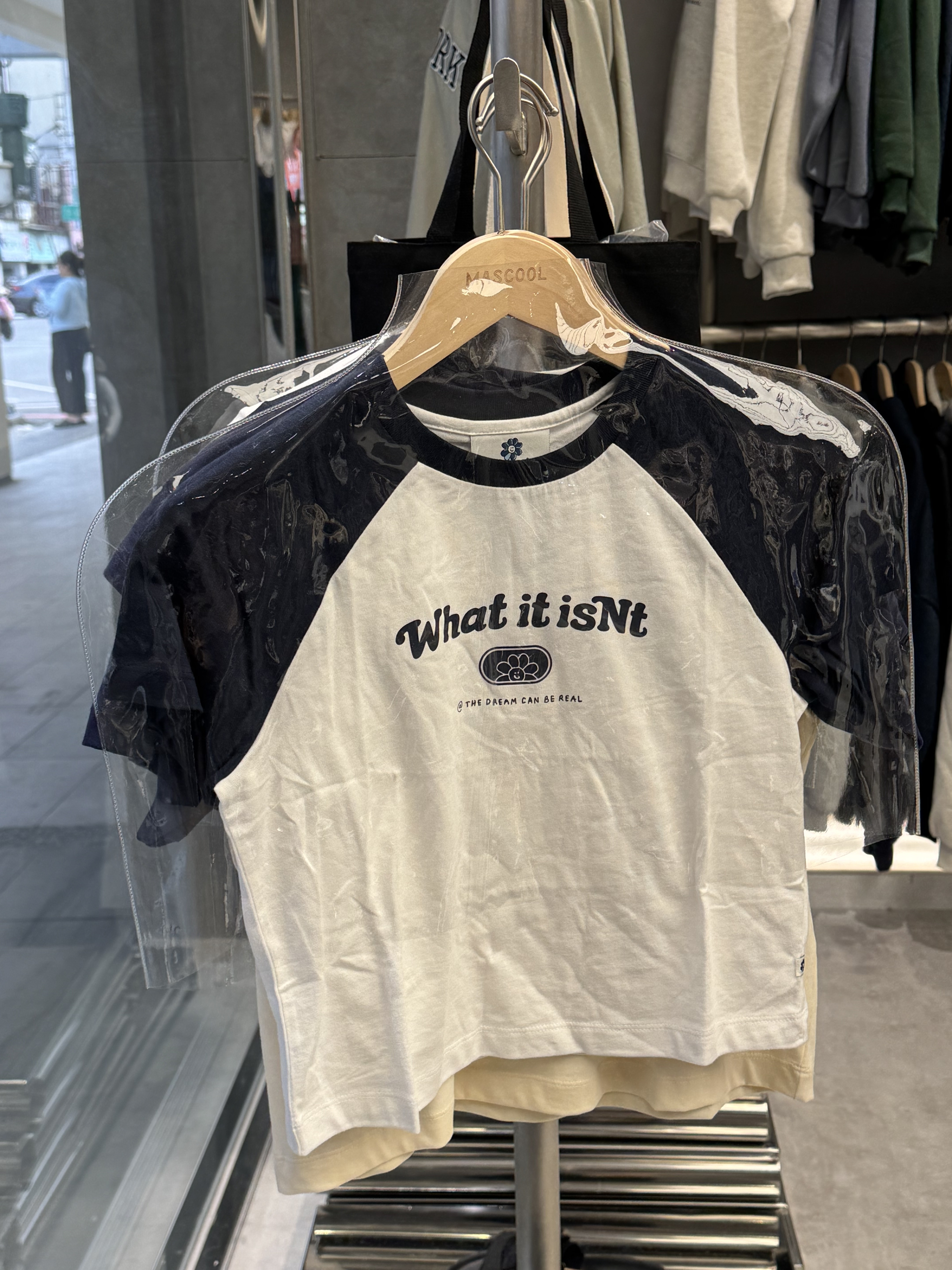 What it isnt 牛角短版上衣